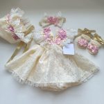 Vestido crema con rosa tamaño recién Nacida
