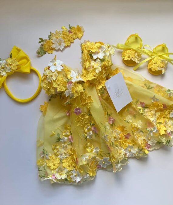 Amarillo floral recién nacida
