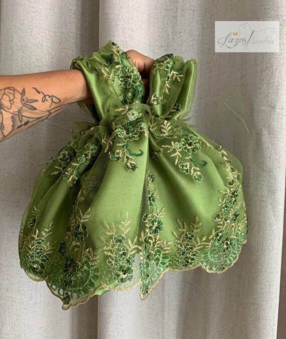 Vestido verde recién nacida tras Banda y chancletas