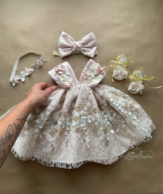 Vestido recién nacida.Envio sale de 2 a 3 semanas.