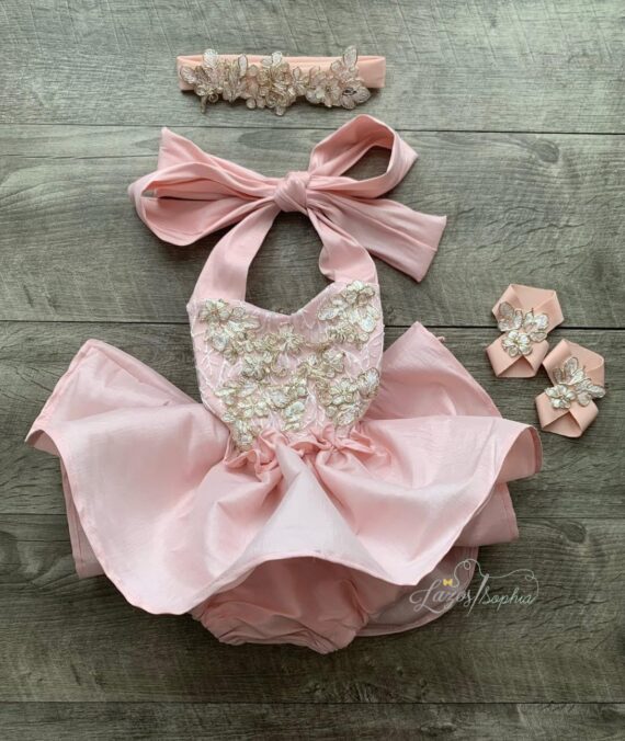 Estilo camisa crema con rosa viejo.Recien nacida(envio de 2 a 3 semanas)